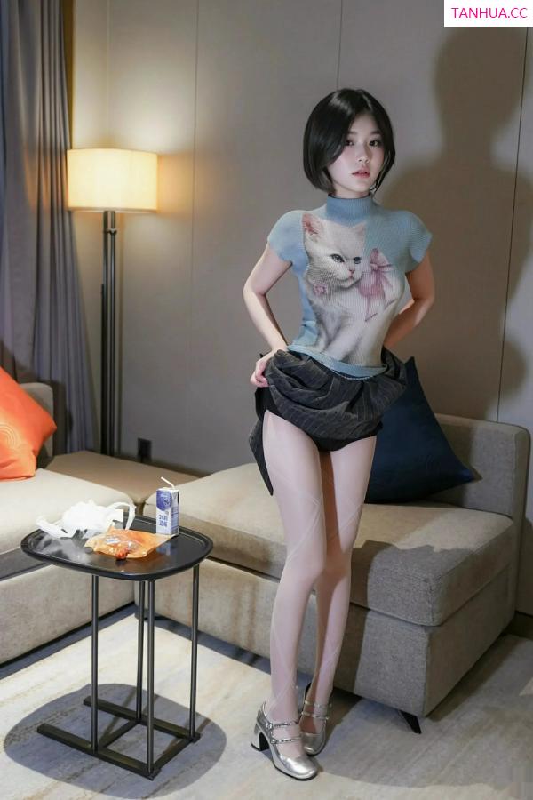 汁汁  [XiuRen]高清写真图 2025.09.30 No.10830 汁汁 灰色短裙第11张图片
